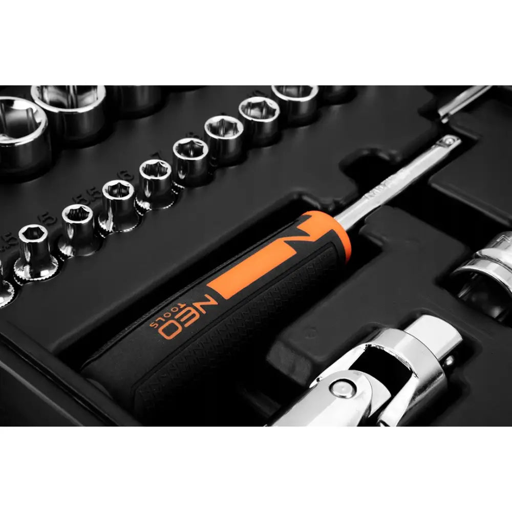 Neo verktøysett i hardplastkoffert, oversiktsbilde av skralle med sort-oransje håndtak og assorterte metallpiper.