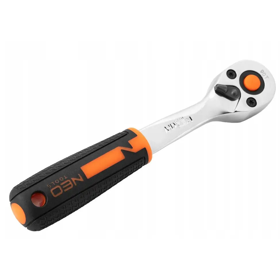 Pipenøkkel fra Neo verktøysett, sett ovenfra med svart og oransje grep, synlig oransje knapp og skiftemekanisme.