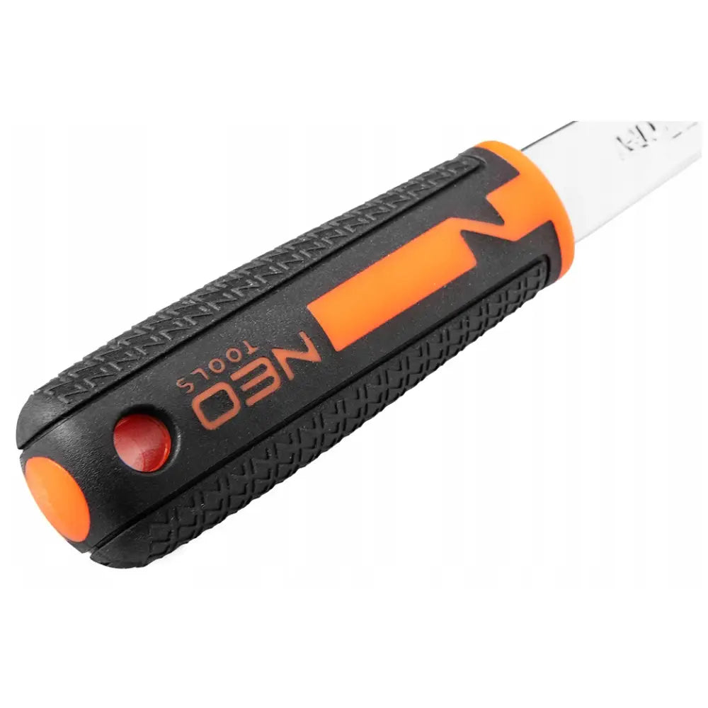 Neo verktøysett håndtak, sort og oransje med gummigrep, synlig logo og rød knapp, sett fra siden.