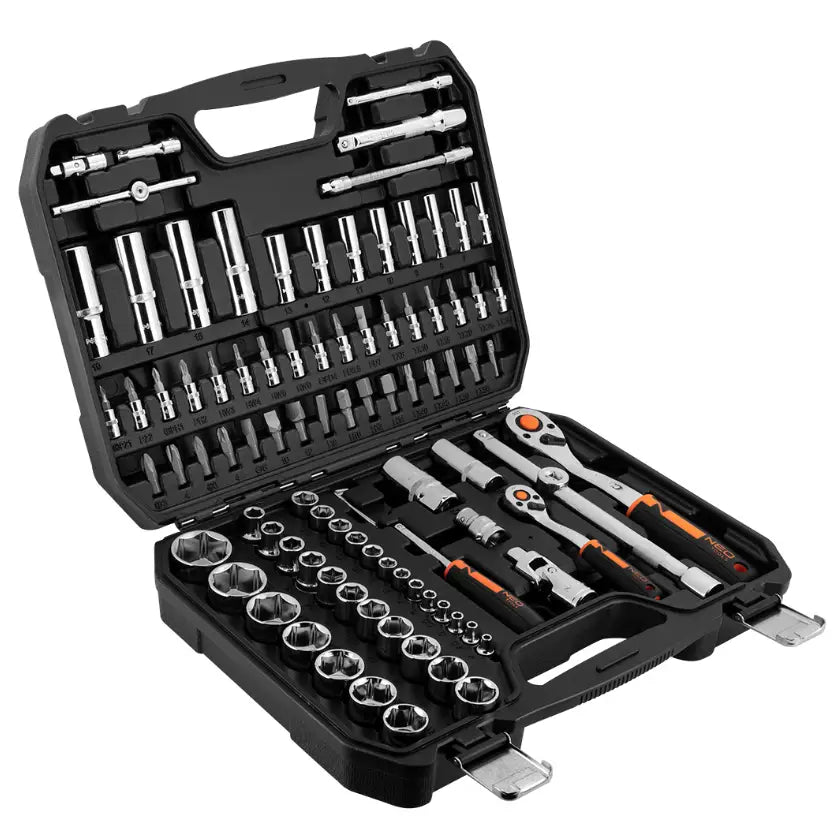 Neo verktøysett i sort hardplastskrin, skrå oversiktsvisning av piper, skralle og bits i krom.