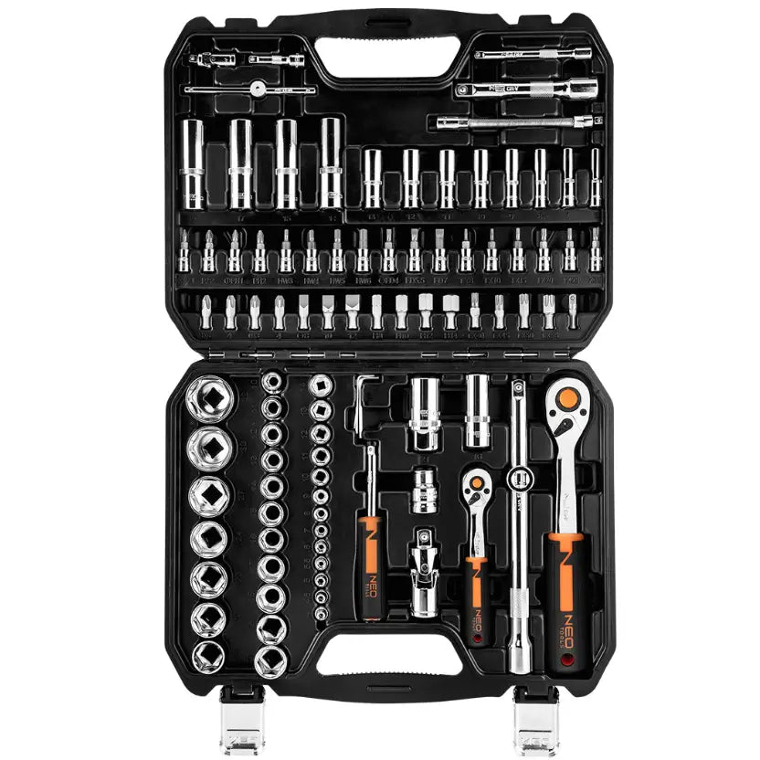 Neo verktøysett 94 deler, åpen sort koffert vist ovenfra med piper, bits og oransje detaljer i plastrom.