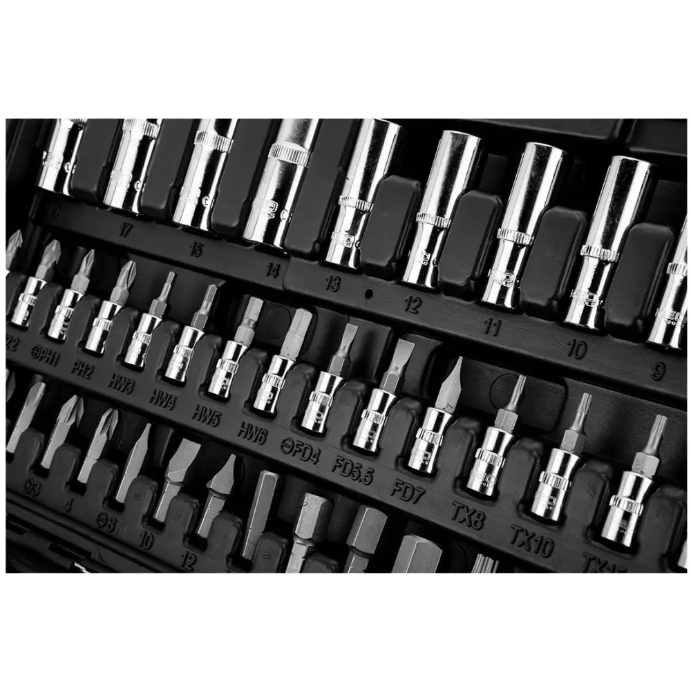 Neo verktøysett utsnitt, viser sort etui med nummererte krom-bits og pipehoder i organiserte rekker.