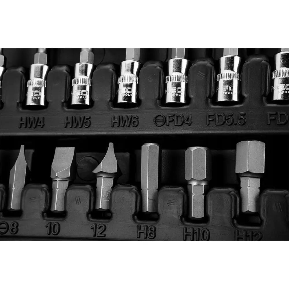 Neo verktøysett, nærbilde av sort etui med organiserte bits og piper, tydelig merkede størrelser.