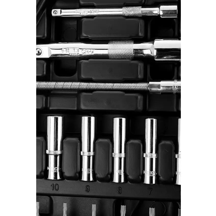 Neo verktøysett med 94 deler, piper og forlengerstenger i blankt krom arrangert i svart plastinnsats.