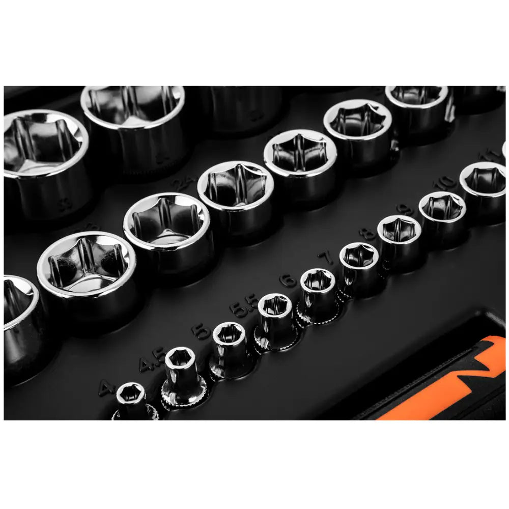 Neo verktøysett, oversiktsbilde av krombelagte pipes i sort etui med synlige størrelsesmarkeringer.