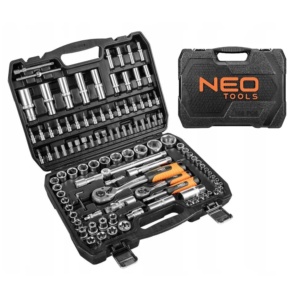 Neo verktøysett 108 deler, åpent sort skrin med piper, skralle og håndtak med oransje detaljer.