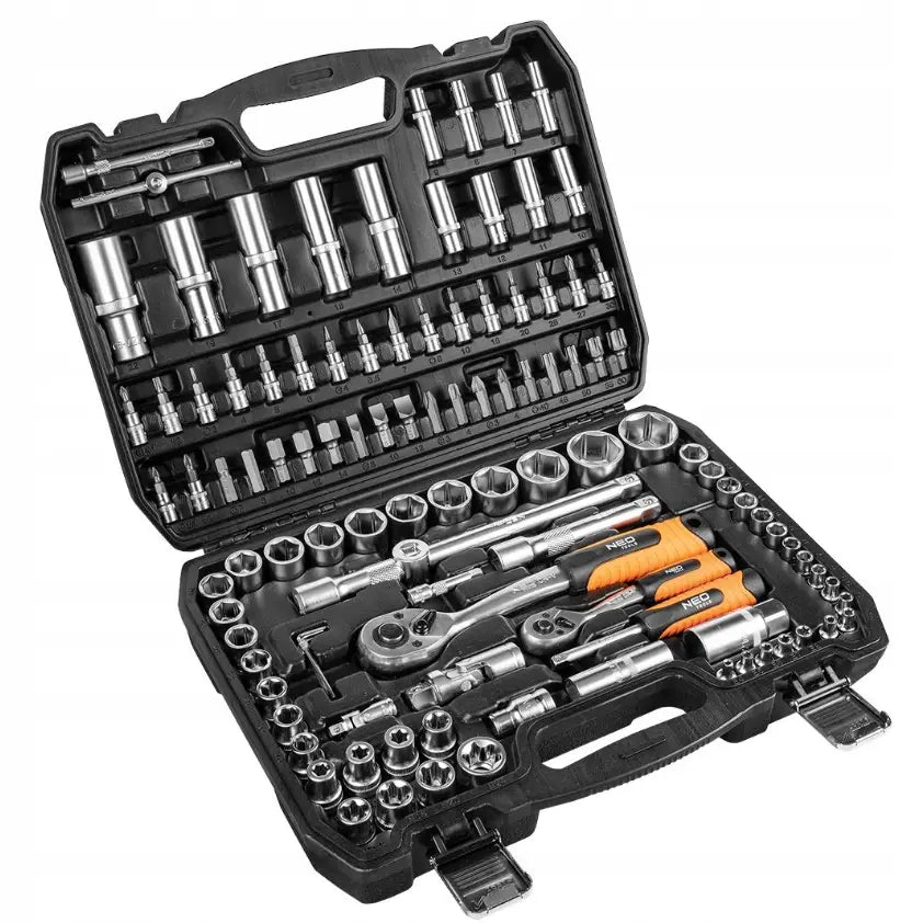 Neo verktøysett i åpen sort koffert, viser skrutrekkere med oransje grep, skralle og ulike bits fra skrå vinkel.