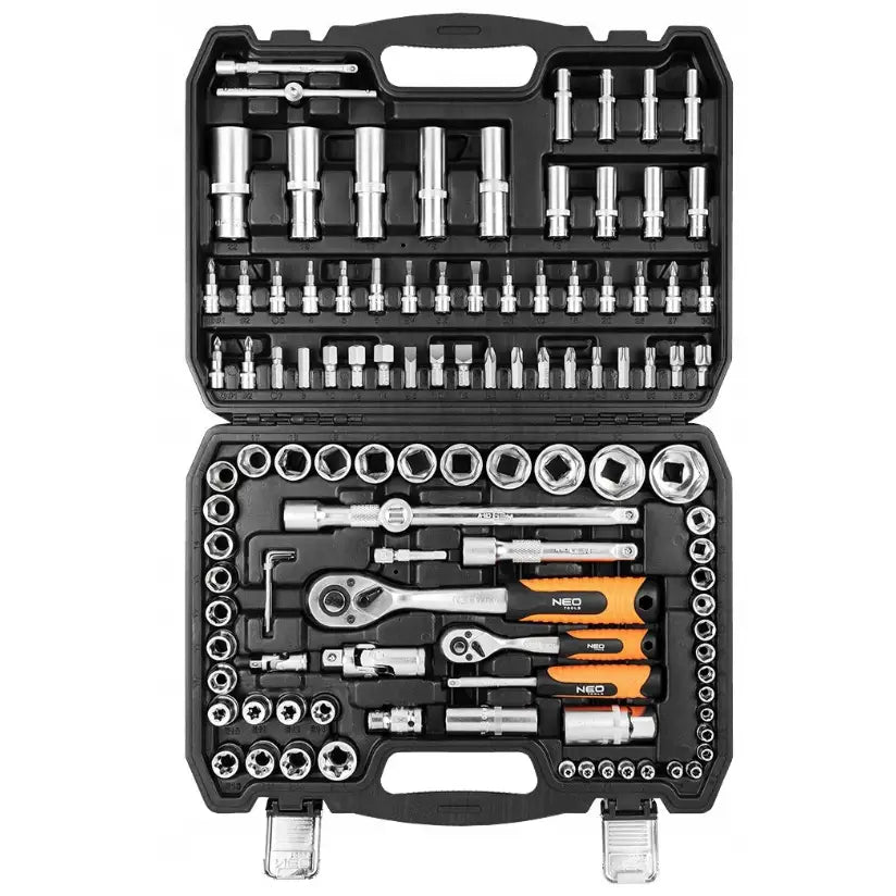 Neo Verktøysett 108 deler, oversiktsbilde av sølvfargede verktøy og piper i sort plastetui.
