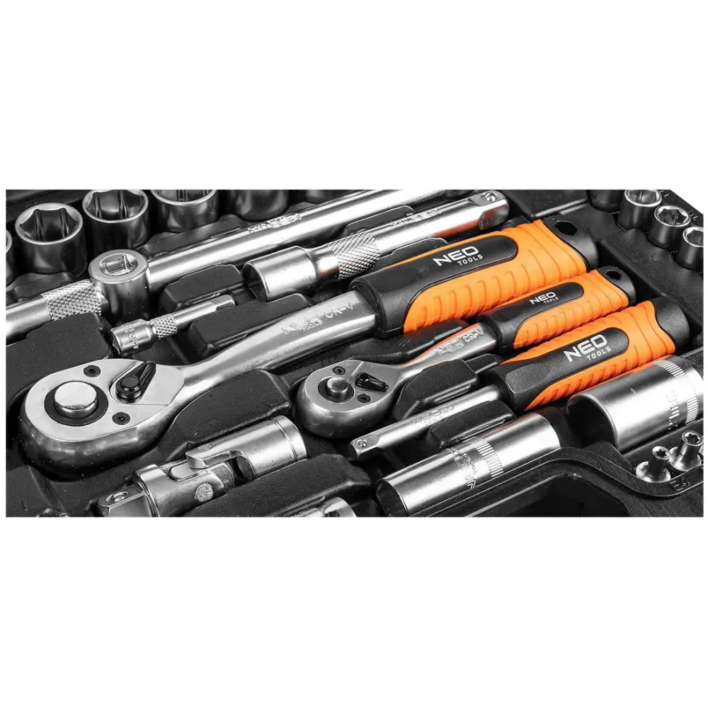 Neo Verktøysett 108 deler, oversiktsbilde av skralle- og pipesett med sorte og oransje håndtak i innsats.
