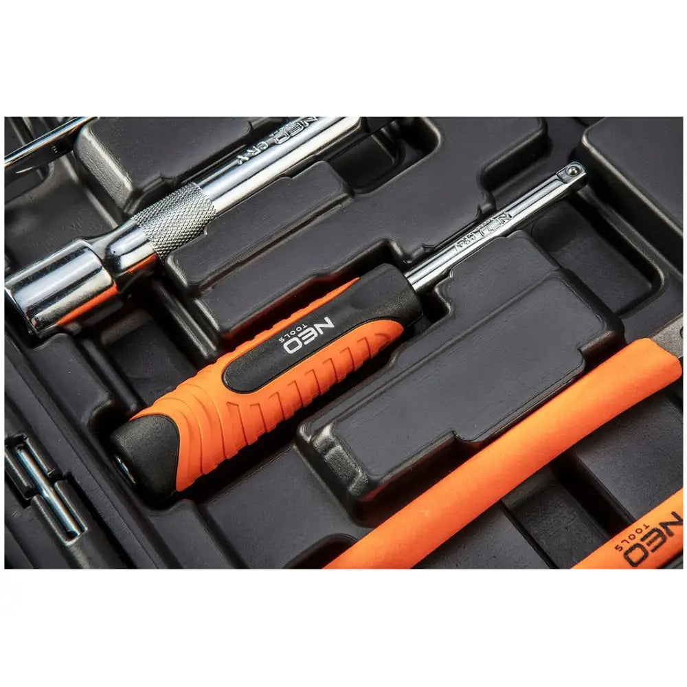 Neo verktøysett, detaljert nærbilde av sort og oransje håndverktøy med gummigrep i plastinnsats.