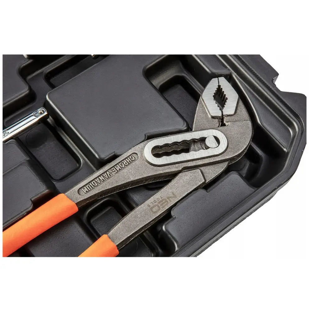 Justerbar tang med oransje håndtak, detaljert nærbilde i formtilpasset plass i svart verktøykoffert.