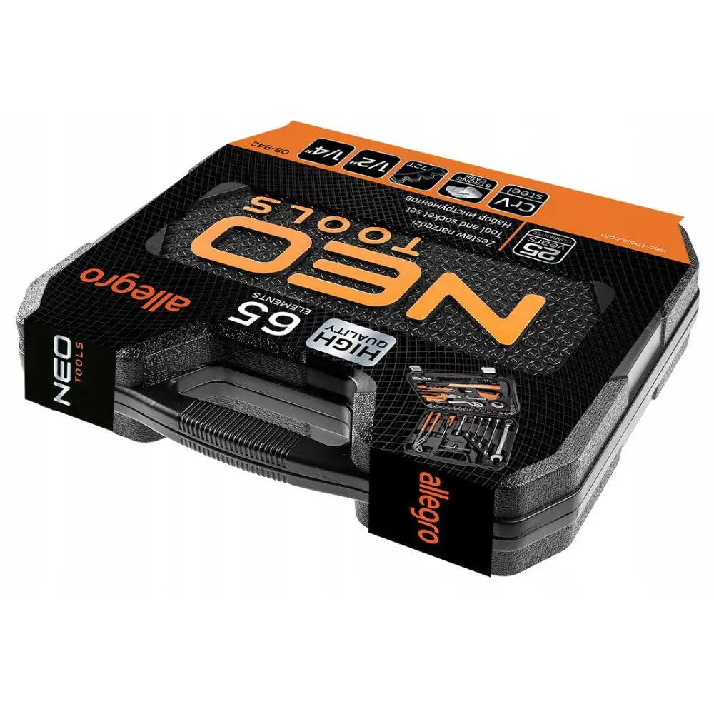 Neo verktøysett med nøkler, 65 deler, sort koffert sett skrått ovenfra med synlig etikett på lokket.