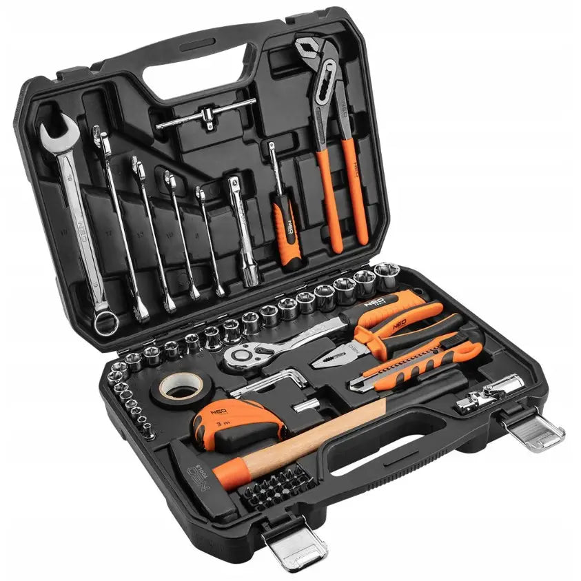Neo verktøysett, åpent sort skrin med 65 håndverktøy i metall og oransje detaljer, oversiktlig arrangert.
