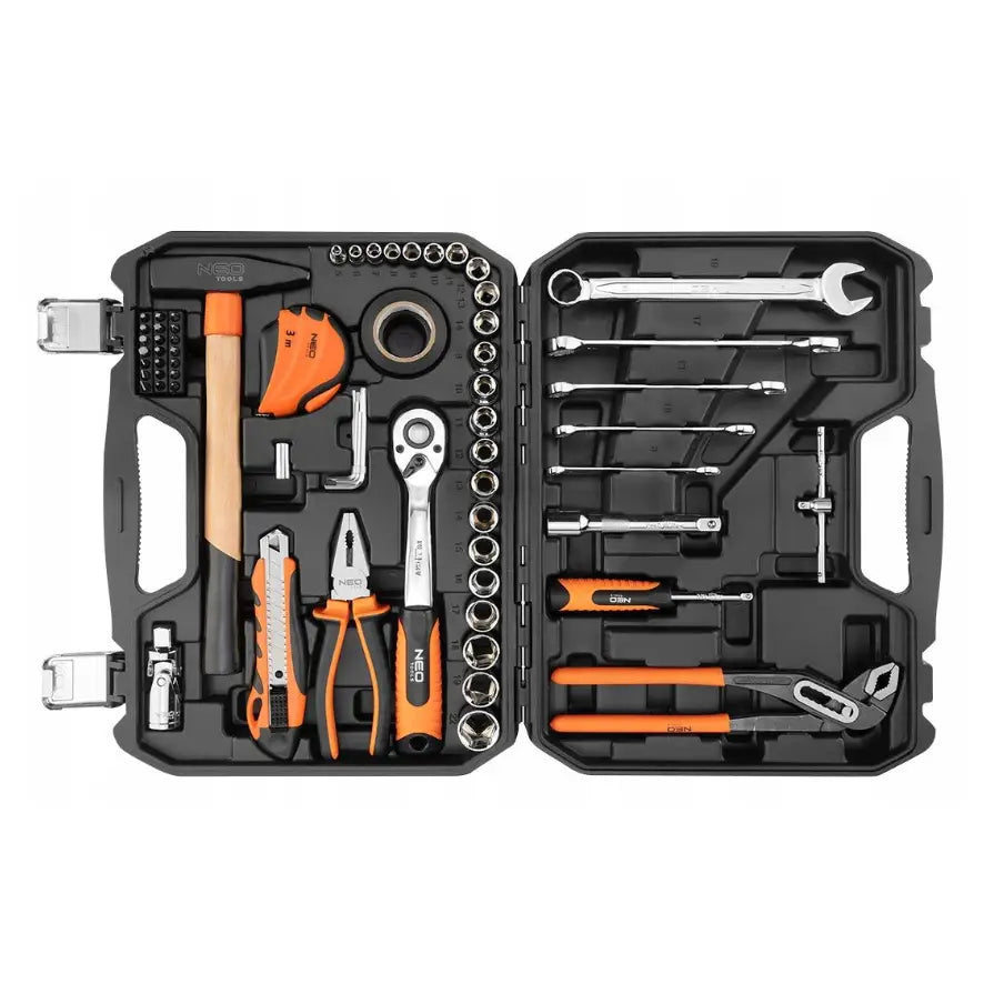 Neo verktøysett med nøkler, 65 deler, oversiktsbilde av verktøy i sort koffert med oransje detaljer.
