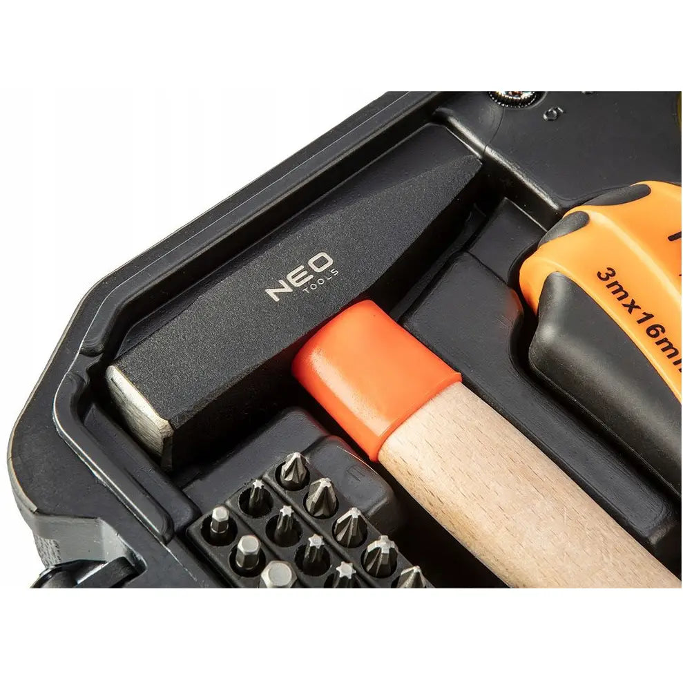 Neo verktøysett, nærbilde av hammer med treskaft og oransje detalj, omgitt av bits og målebånd i koffert.