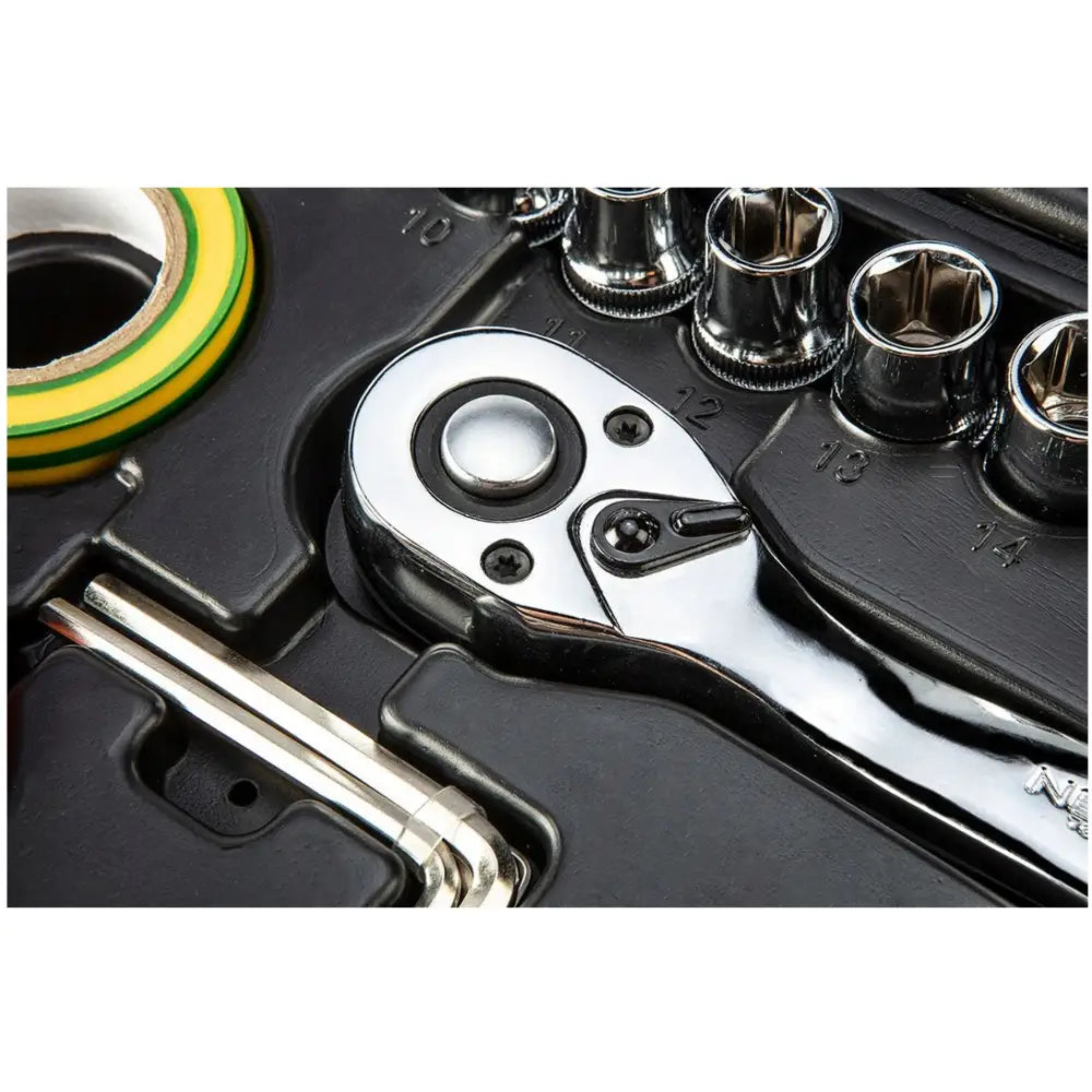 Neo Verktøysett med skralle, krom pipenøkler med tydelige størrelsesnumre og unbrakonøkler i sort boks.