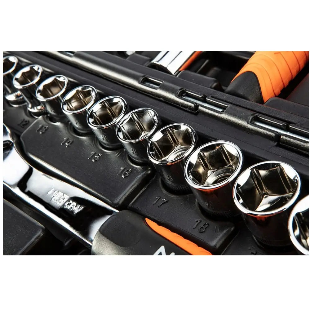 Neo Verktøysett, nærbilde av forkrommede pipehoder med tydelige størrelsesmarkeringer og oransje detalj.