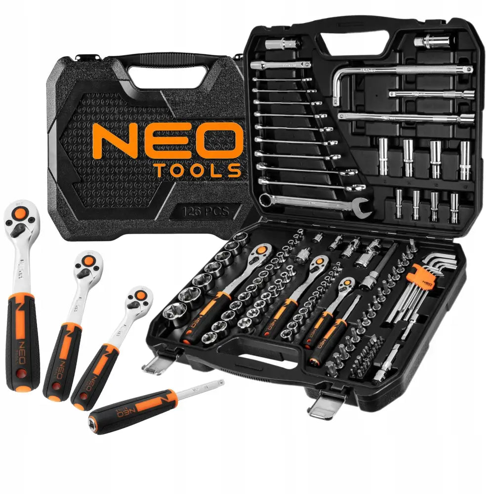 Neo verktøysett med pipenøkler, 126 deler, vist sortert i svart etui med oransje håndtak, sett skrått ovenfra.