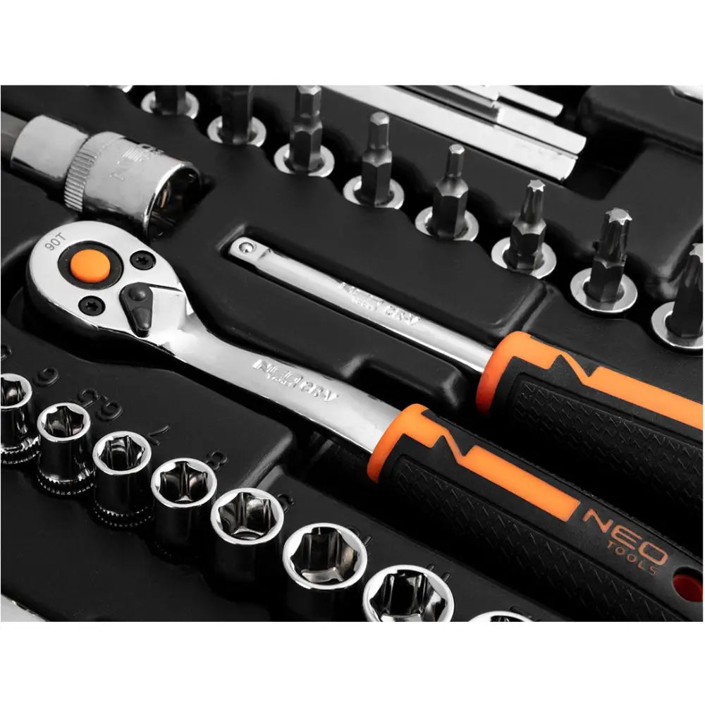 Neo verktøysett med pipenøkler, nærbilde av forskjellige pipehoder, bits og oransje håndtak.