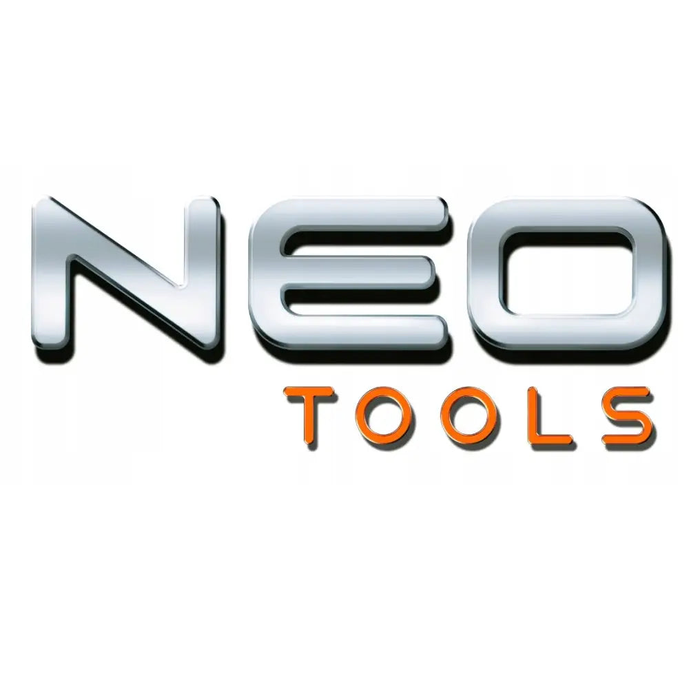Neo-logo i metallic sølv med oransje "TOOLS"-tekst på hvit bakgrunn, detalj fra verktøysettet.