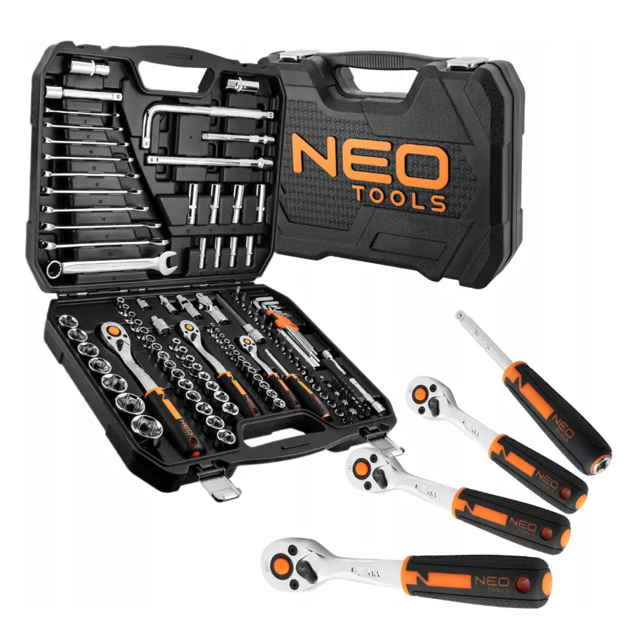 Neo verktøysett i sort koffert med oransje detaljer, åpnet og lukket, med skraller og skrutrekkere ved siden av.