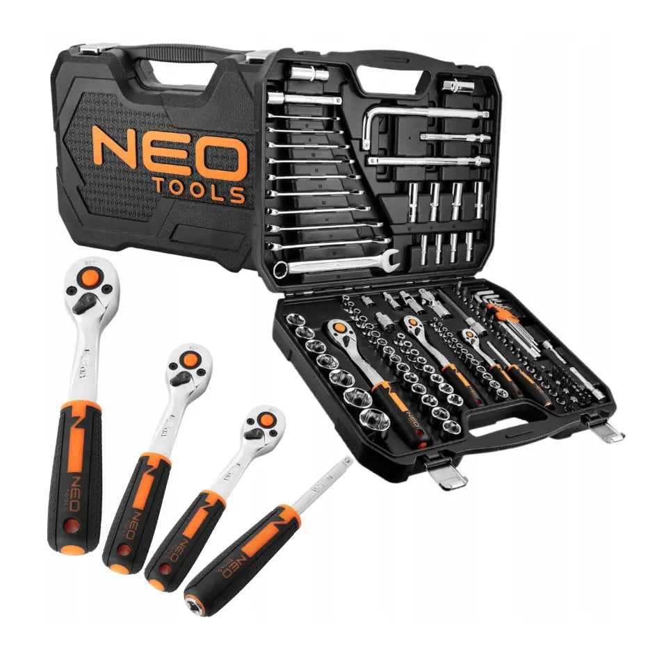 Neo verktøysett åpnet, viser sort koffert med oransje detaljer og komplett pipenøkkelsett med skrallehåndtak.