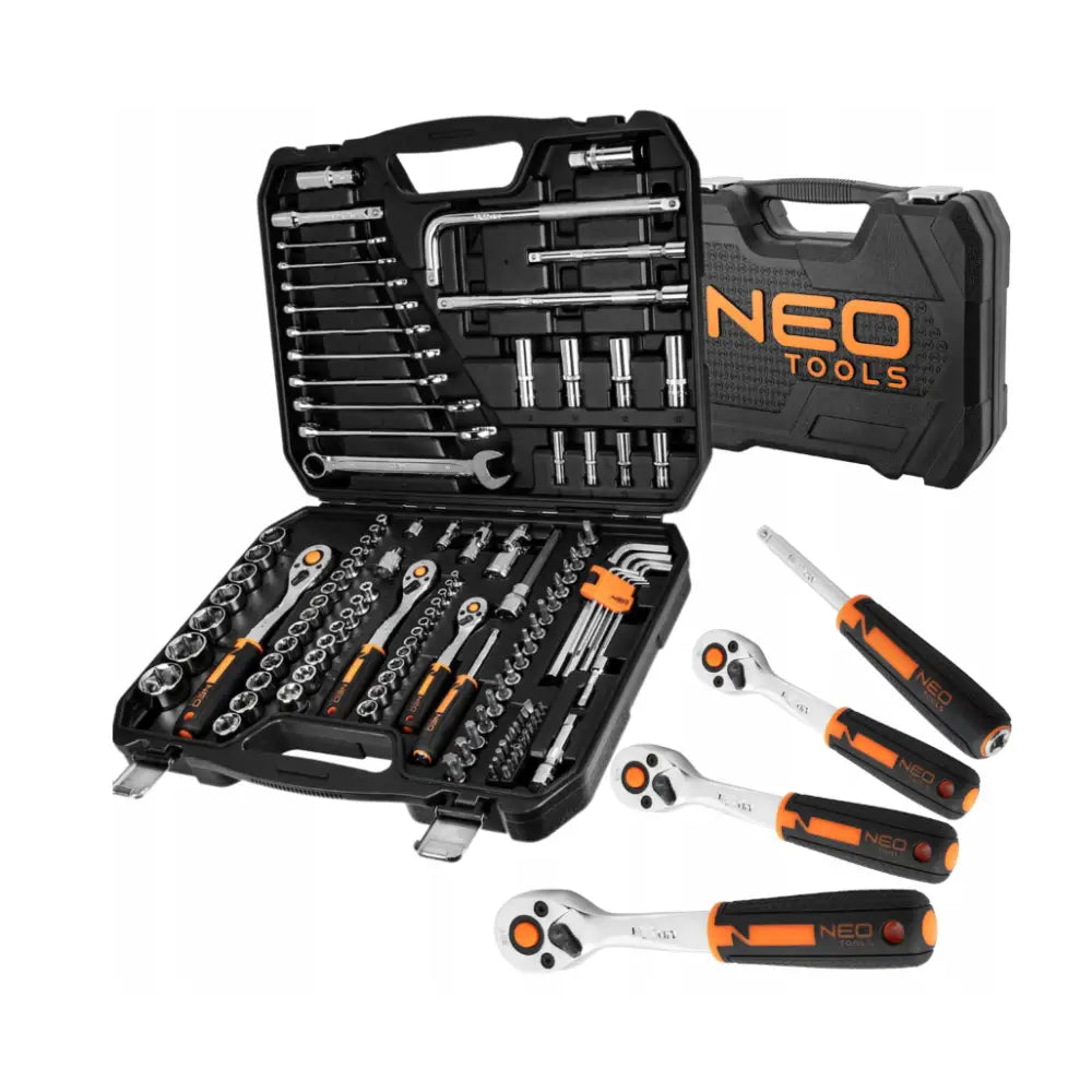 Neo verktøysett med pipenøkler, åpen koffert som viser sortert innhold og løse skraller foran.