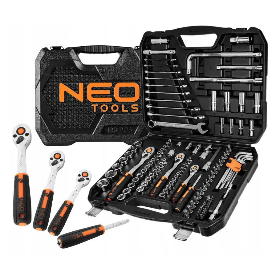 Neo verktøysett i åpen sort koffert, viser skrallehåndtak, piper, nøkler og oransje detaljer foran.