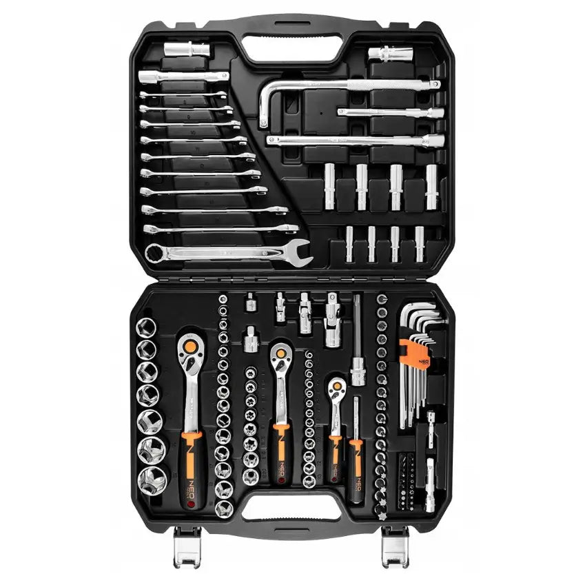 Neo verktøysett med pipenøkler, åpen koffert sett ovenfra, viser sort innredning og sølvfargede nøkler.