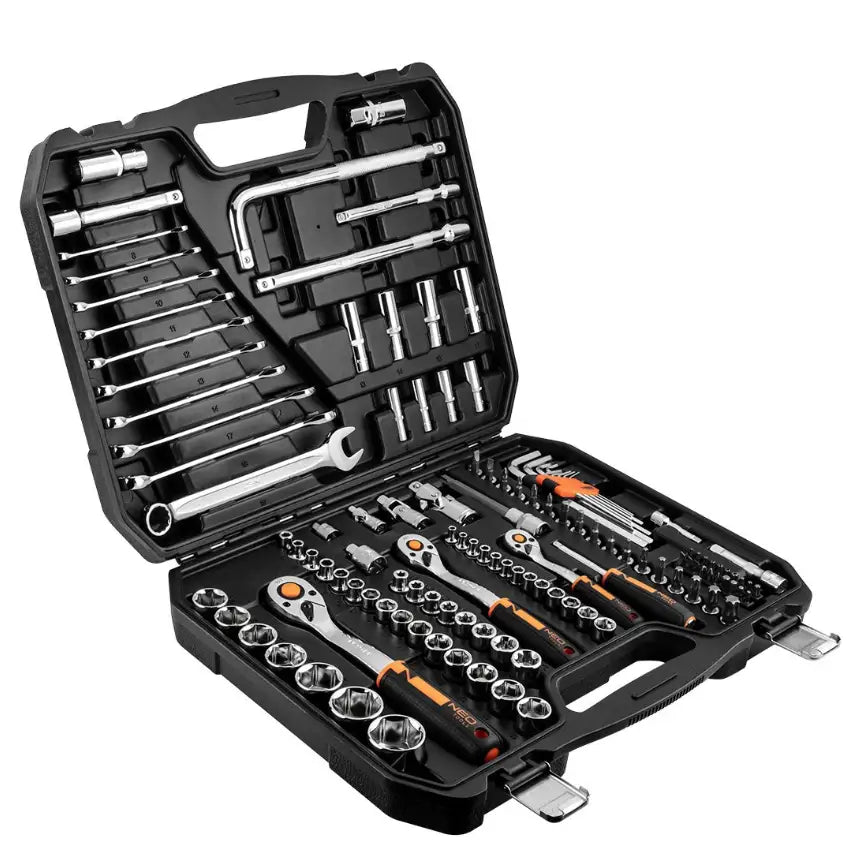 Neo verktøysett i åpen sort koffert, viser 126 deler med pipehoder, pipenøkler og oransje detaljer.