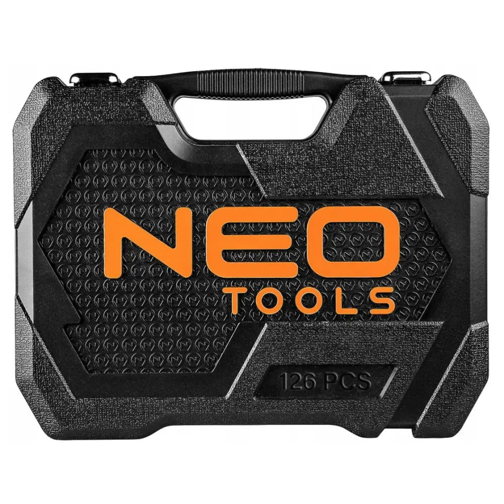Neo verktøysett i svart koffert, front med oransje logo, "126 PCS" og rillet håndtak synlig.