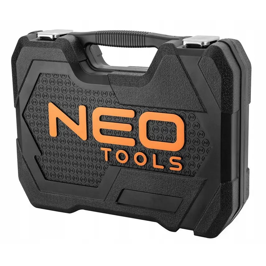 Neo verktøysett i sort koffert med oransje tekst, strukturert side, håndtak og to sølvfargede låser, skrå vinkel.