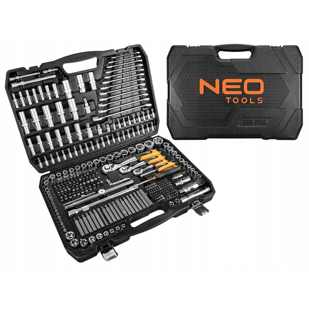 Neo verktøysett med 300 deler, åpen sort koffert som viser pipenøkler, bits og oransje håndverktøy.