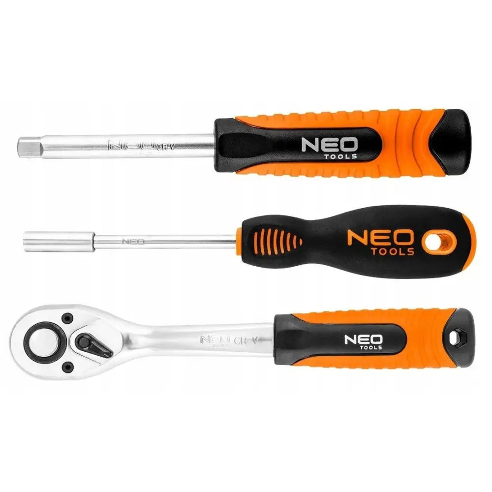 Neo verktøysett, tre håndverktøy med svarte og oransje grep og ulike metallhoder, sett fra siden.