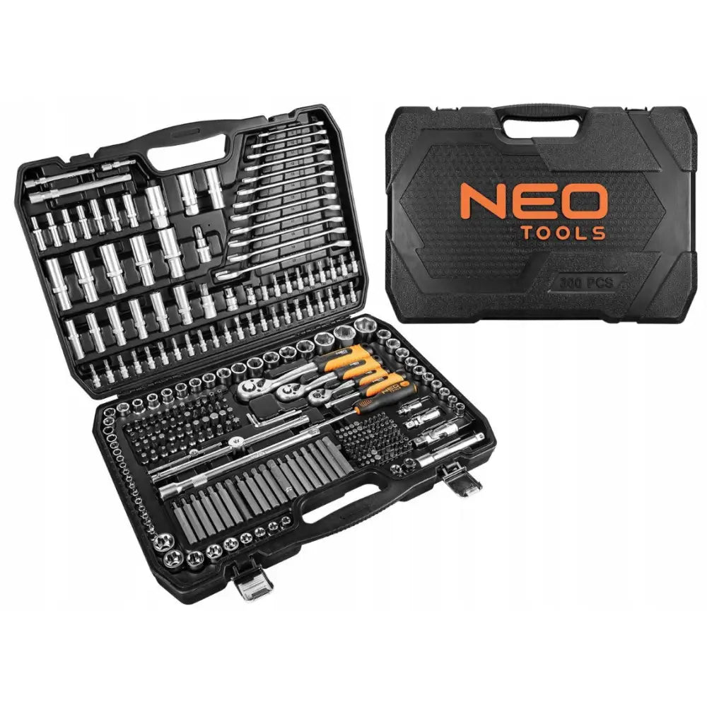 Neo verktøysett, åpen plastkoffert med 300 deler synlig, inkludert piper, skralle og skrutrekkere.