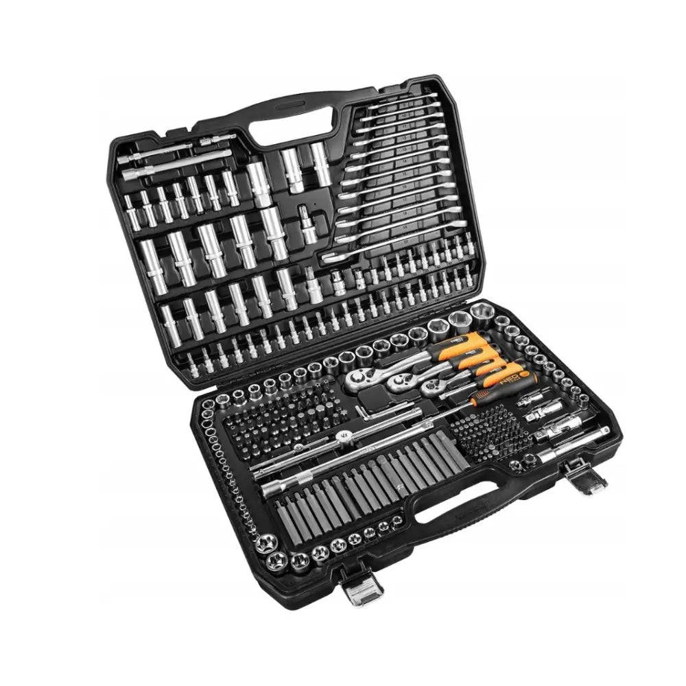 Neo verktøysett med 300 deler, åpen sort koffert med piper, skralle og oransje skrutrekkere sett fra skrått.