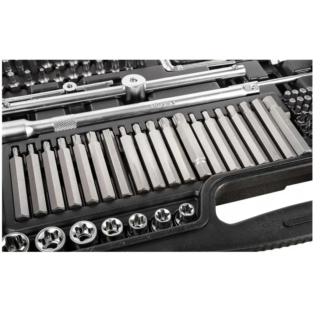 Neo verktøysett, oversiktsbilde av ulike metallbits og piper ordnet i svart plastetui med flere størrelser.