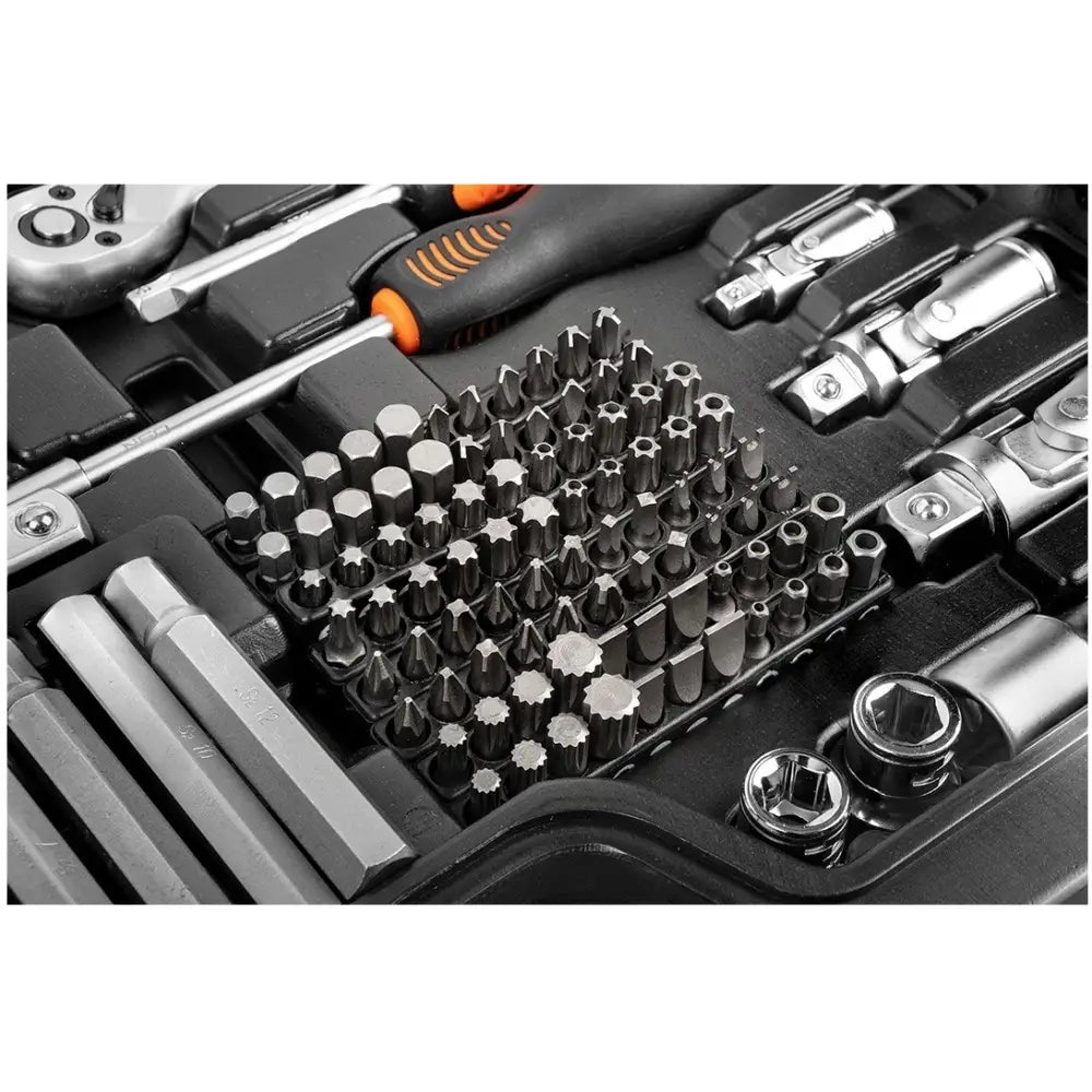 Neo verktøysett, nærbilde av sort koffert med stålnøkler, bits og håndverktøy i ulike former.