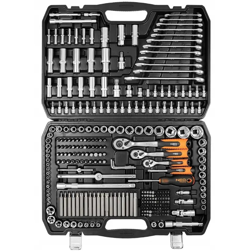 Neo verktøysett med 300 deler, oversiktsbilde av piper, skralle og skrutrekkere i sort plastkoffert.