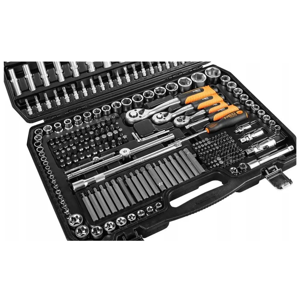 Neo verktøysett i sort plastkoffert, skrå toppvinkel med synlige piper, bits og oransje detaljer.