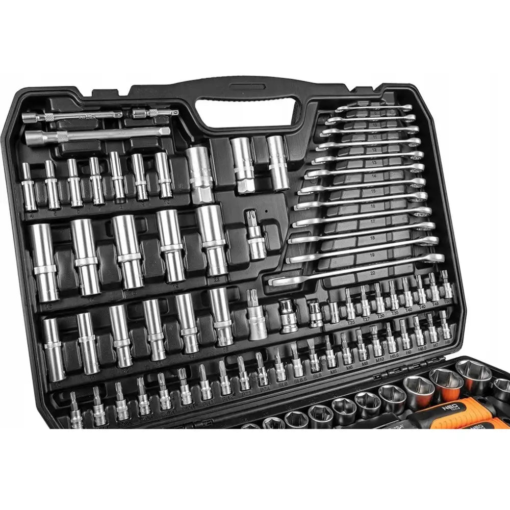 Neo verktøysett pipe nøkler, 300 deler organisert i sort skrin med skuminnlegg, sett fra skrå vinkel.