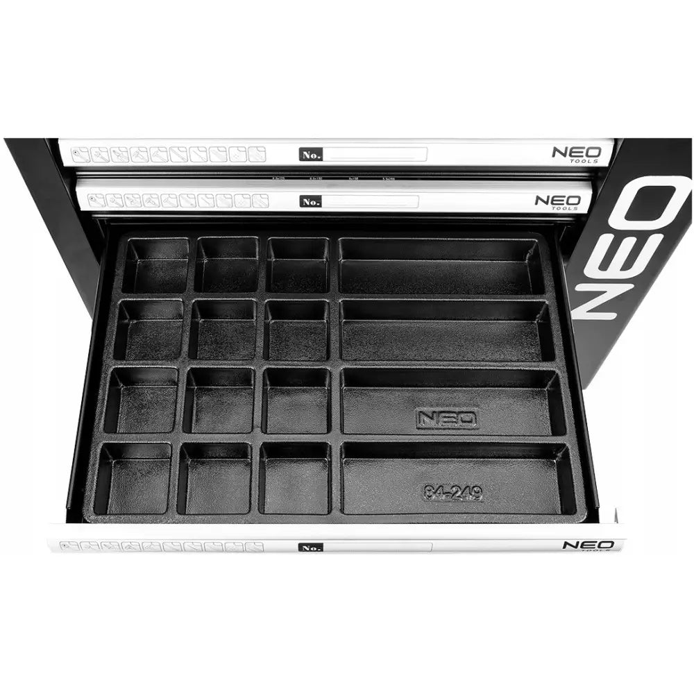 Sort verktøyskap-skuff med rutemønster, ulike rominndelinger og NEO-logo, sett ovenfra.