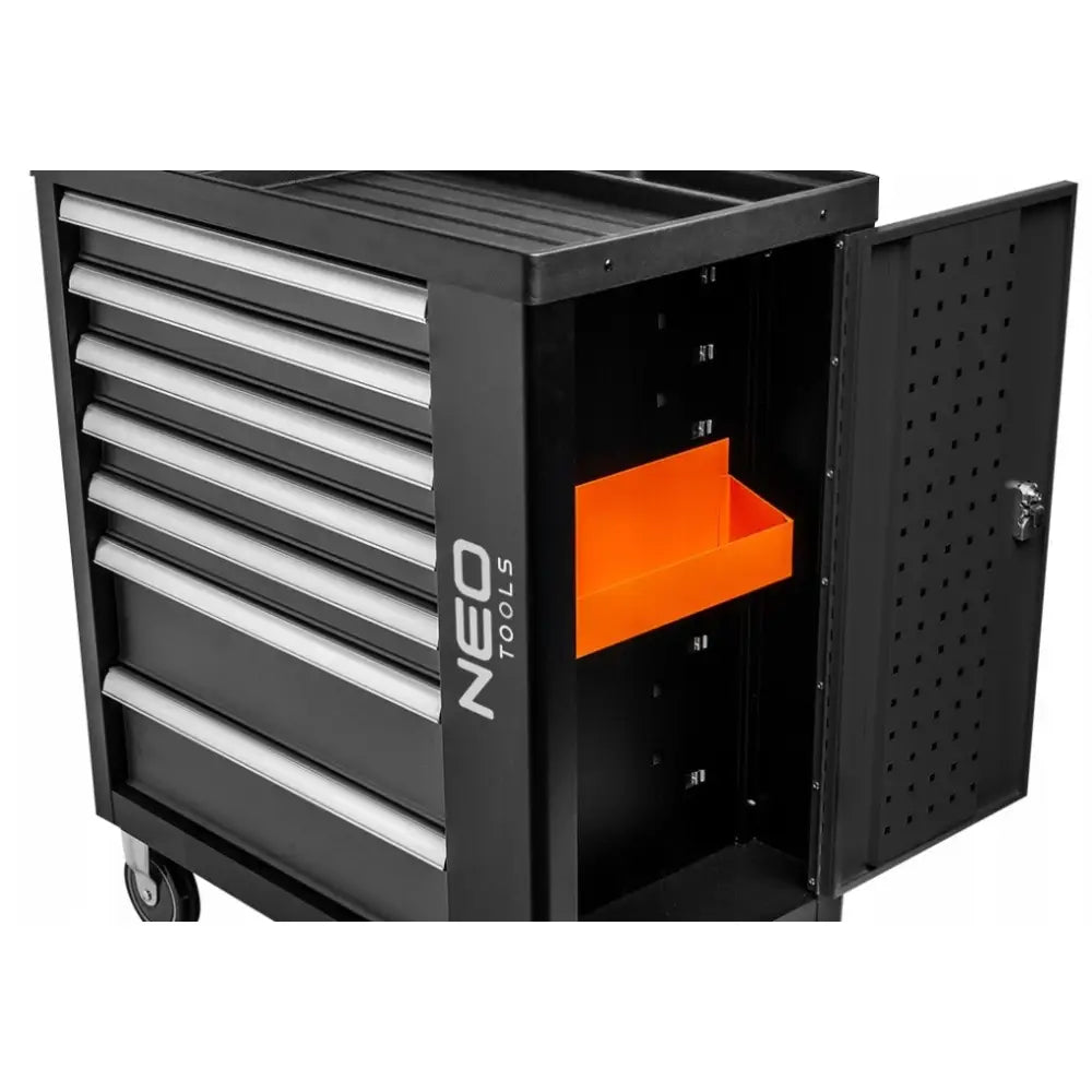 Neo verktøyskap med syv skuffer, skråvisning med åpen sidedør og oransje uttrekksskuff synlig i metallramme.