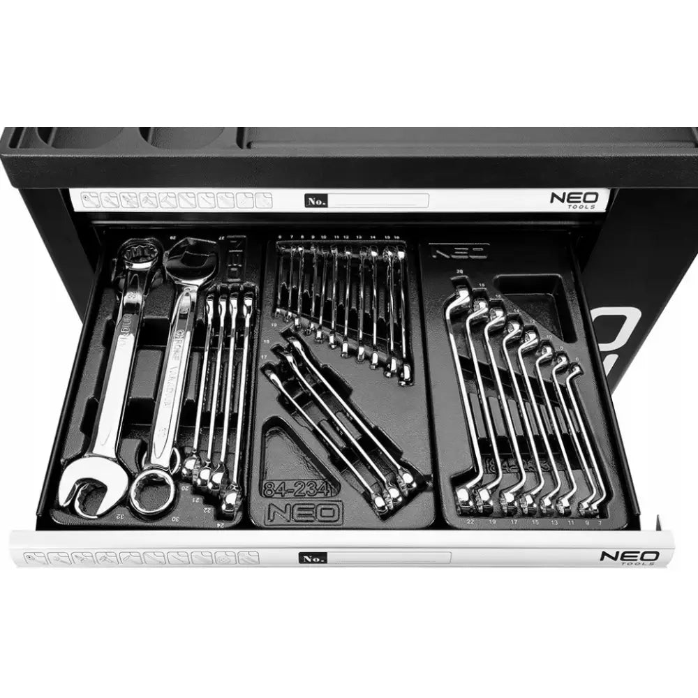 Skuff i Neo verktøyskap med sort innlegg, organisert rekke kromfargede skiftenøkler og fastnøkler, sett ovenfra.