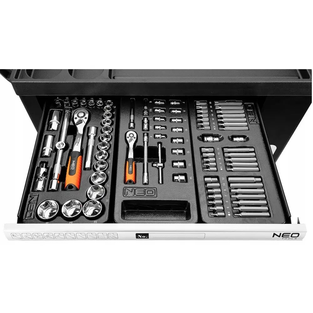 Neo verktøyskap, oversiktsbilde av uttrekkbar skuff med metallverktøy og oransje håndtak i formstøpt innlegg.