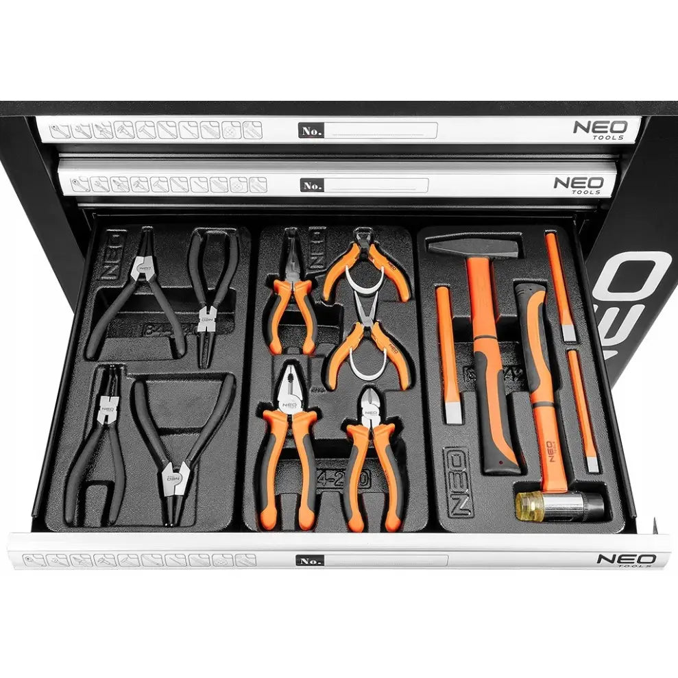 Håndverktøy med oransje og svarte håndtak organisert i sort skuff med formtilpasset innlegg, sett ovenfra.