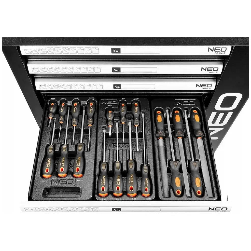 Skuff i Neo verktøyskap med sort innlegg, skrutrekkere og filer med svarte og oransje håndtak, sett ovenfra.
