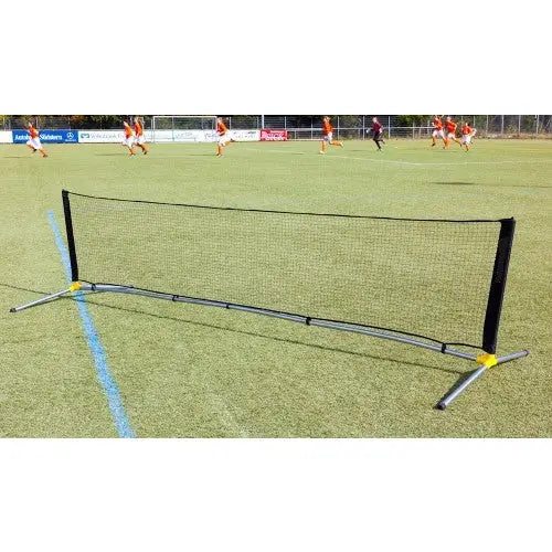 Nett med justerbar nettstangssett 3 m, sidevisning på fotballbane med spillere i oransje drakter bak.