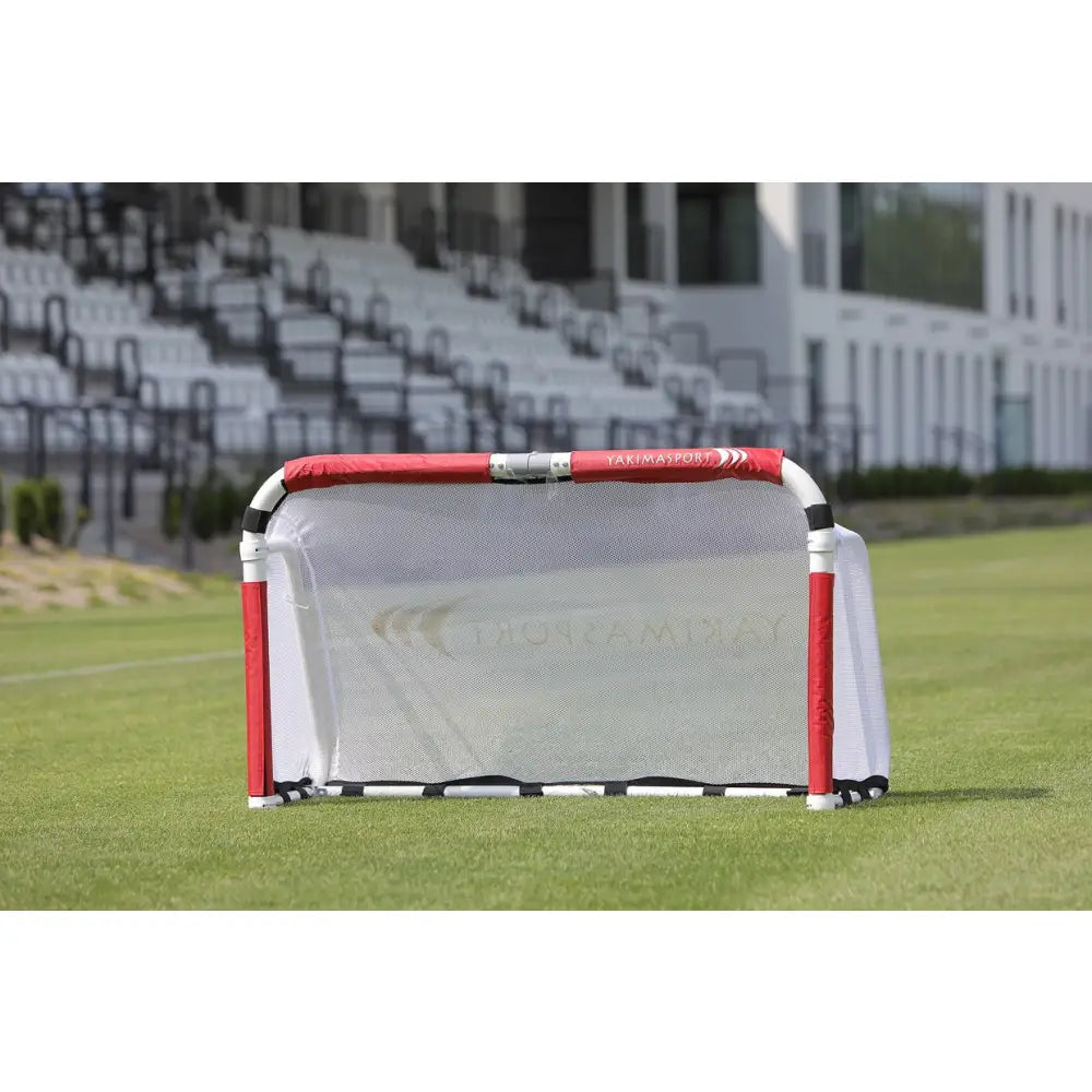 Fotballmål ACADEMY 120x80 cm, frontvisning på gressbane med rød ramme og hvitt nett.