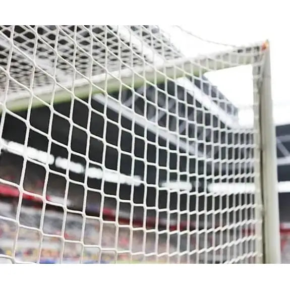Nett til fotballmål 7,32 x 2,44 m, nærbilde av hvitt nett festet på metallramme med stadion i bakgrunnen.